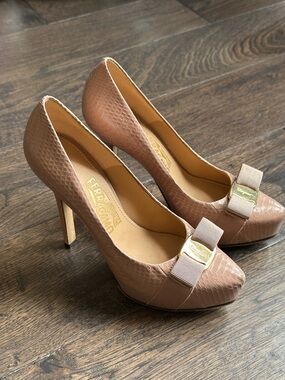 Salvatore Ferragamo Beige Pimpa pumps Vara bow snakeskin embossed leather 6.5B
